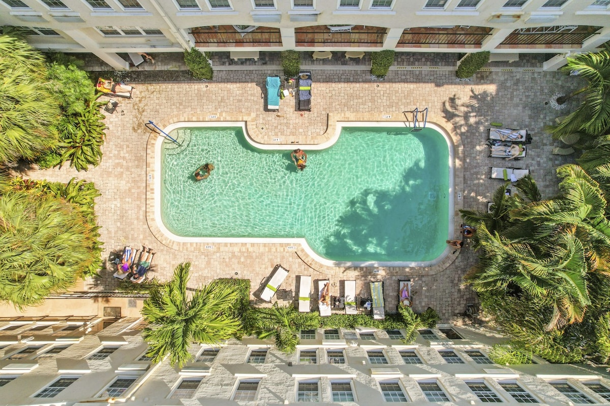 Palm Beach Hotel pool